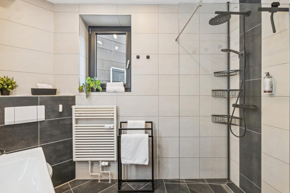 Shower, Bathroom, towels