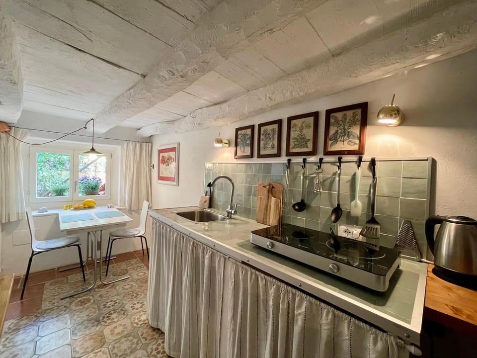 Dining area, kitchen