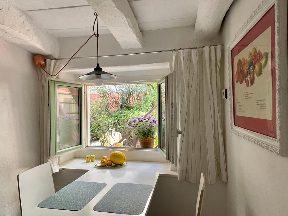 Dining area, kitchen