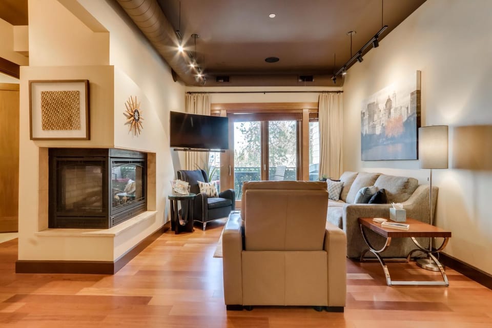 Walk Downtown: Stunning Condo w/ Attached Garage House in Coeur dAlene