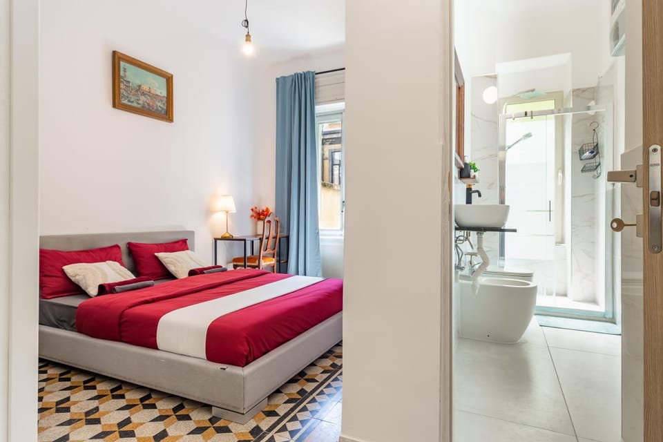 Shower, Toilet, Bed, Bathroom, Bedroom, towels