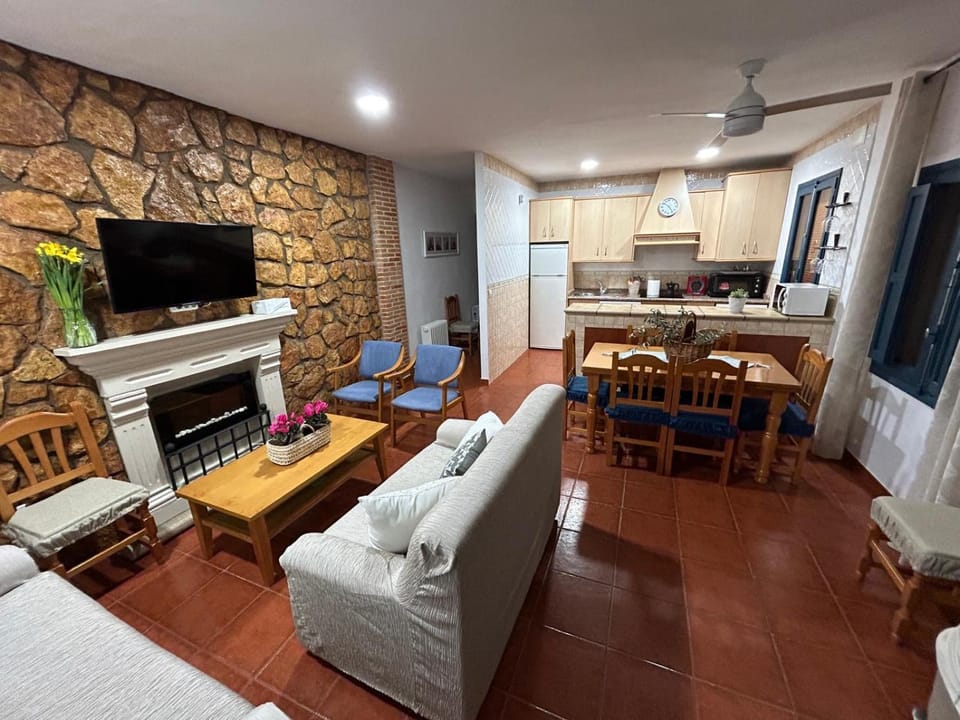 Communal lounge/ TV room, TV and multimedia, Kitchen or kitchenette, Seating area, Dining area, minibar, pet friendly, stove