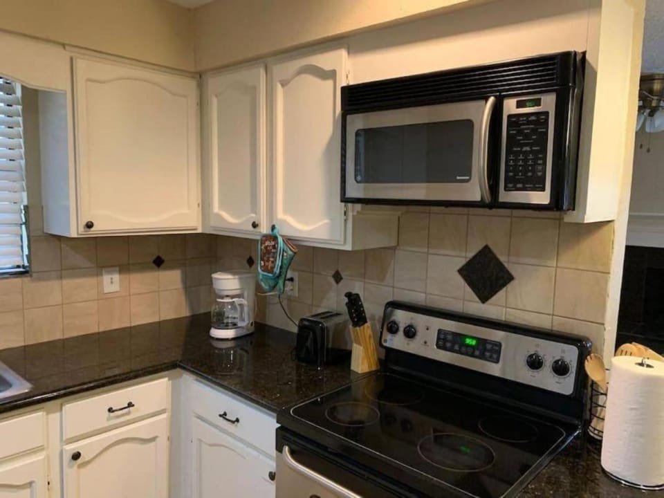 Kitchen or kitchenette, minibar, stove