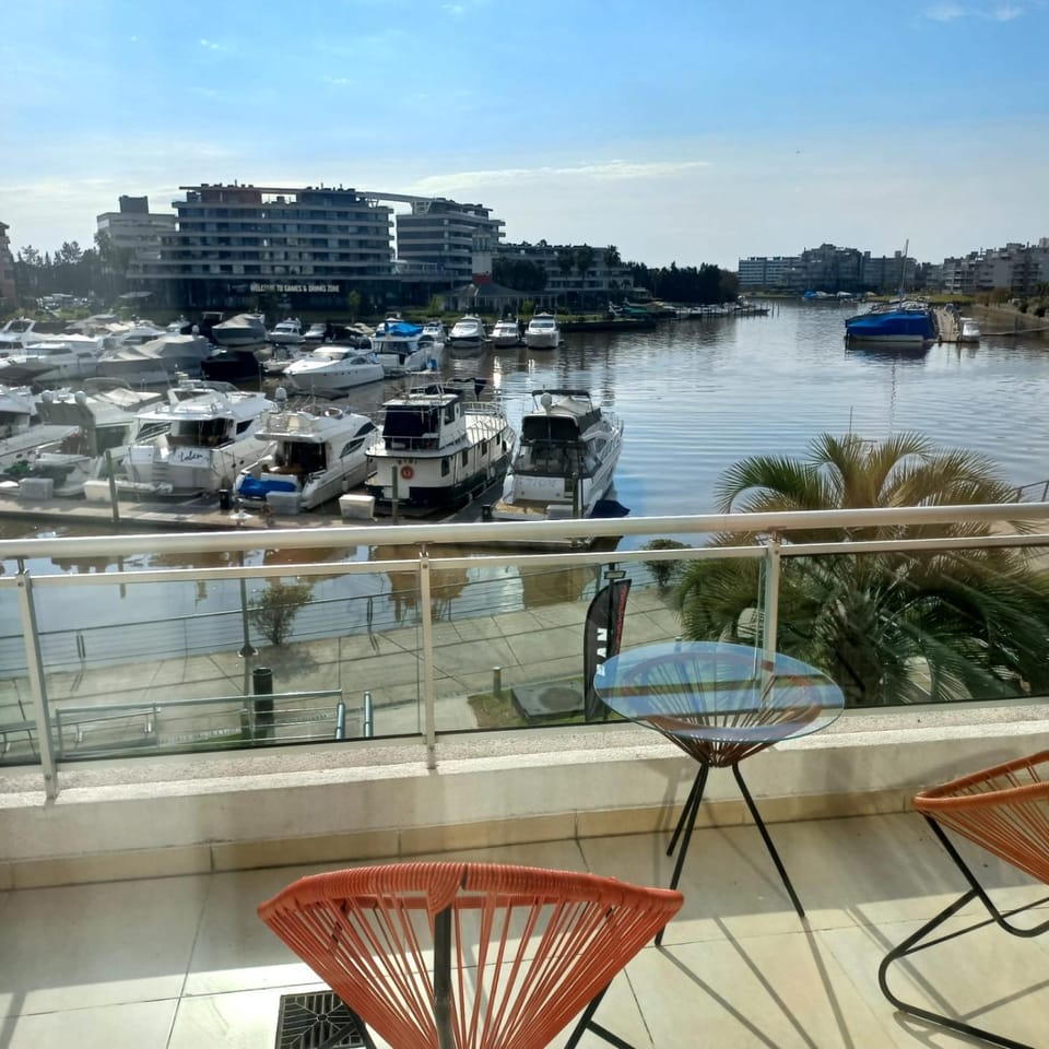 Apart , Departamento condominio en Bahia grande Nordelta con balcon y vista a la bahia , piscina exterior opcional arancelada Apartment in Benavidez