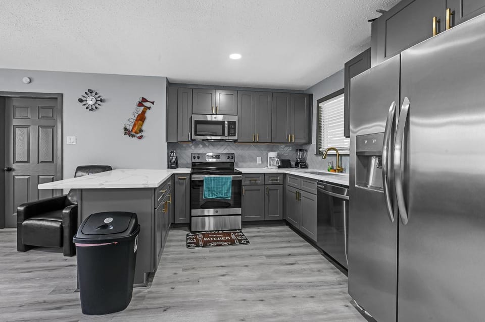 Kitchen or kitchenette, dishwasher, minibar, stove