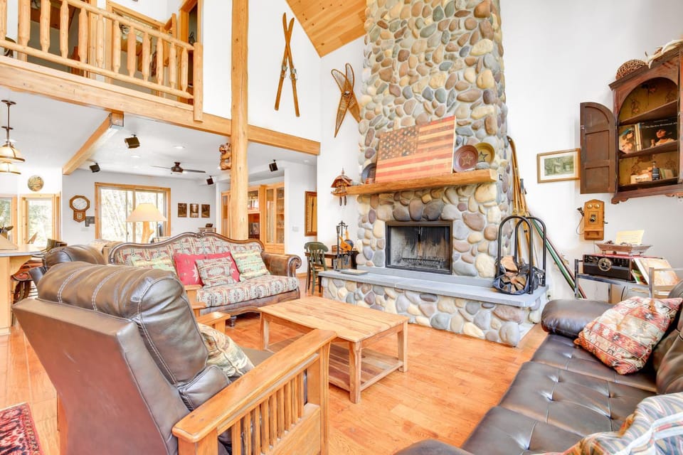 Peaceful Rhododendron Cabin w/ Fire Pit & Hot Tub! Cabin in Clackamas County