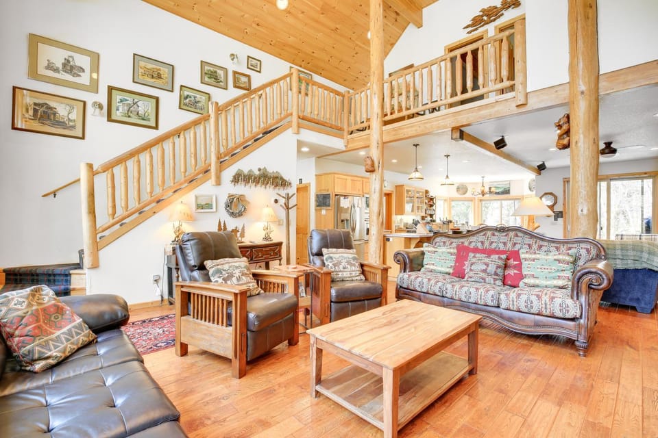 Peaceful Rhododendron Cabin w/ Fire Pit & Hot Tub! Cabin in Clackamas County