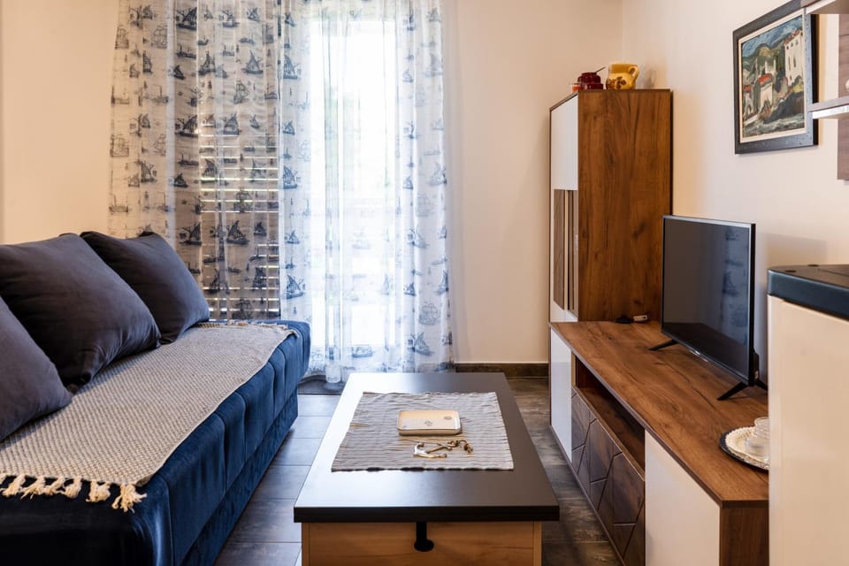 Bed, TV and multimedia, Living room, Photo of the whole room, Seating area, hair dresser