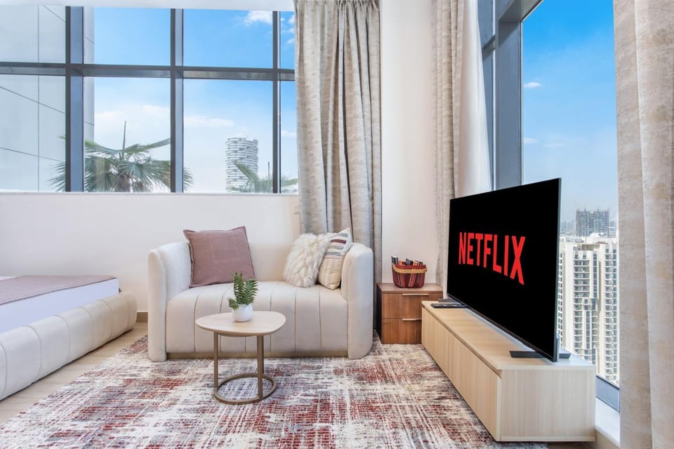 Communal lounge/ TV room, TV and multimedia, Living room, Seating area, Evening entertainment