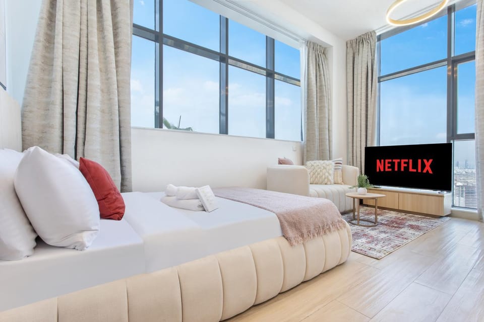 Communal lounge/ TV room, Bed, TV and multimedia, Living room, Photo of the whole room, Seating area, Evening entertainment, Bedroom, Text overlay