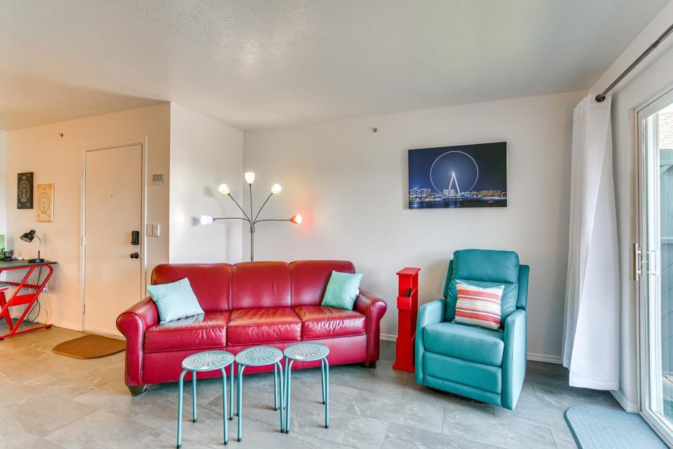 Strip View! Retreat 4 Mi to Silver Dollar City Apartment in Branson