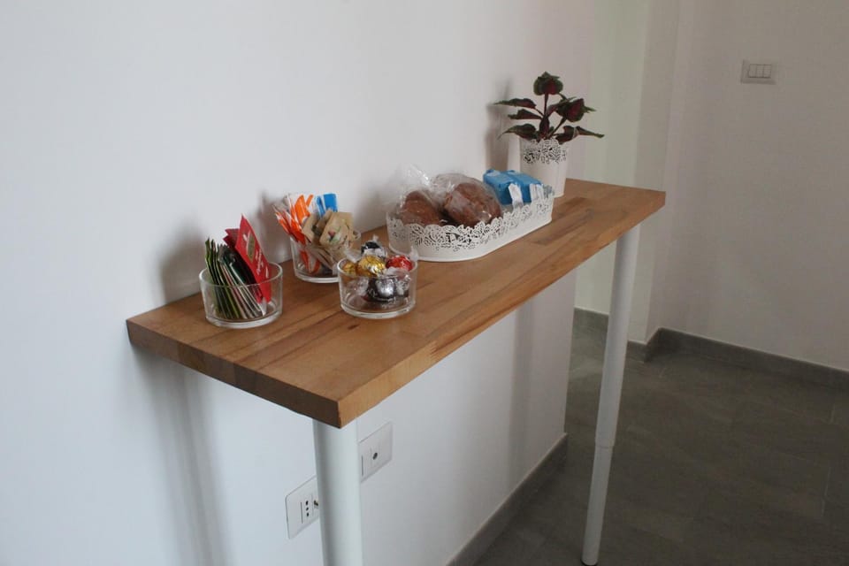 Coffee/tea facilities, Food