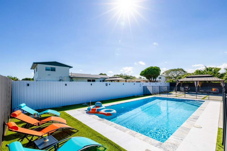 Pool view, Swimming pool, sunbed