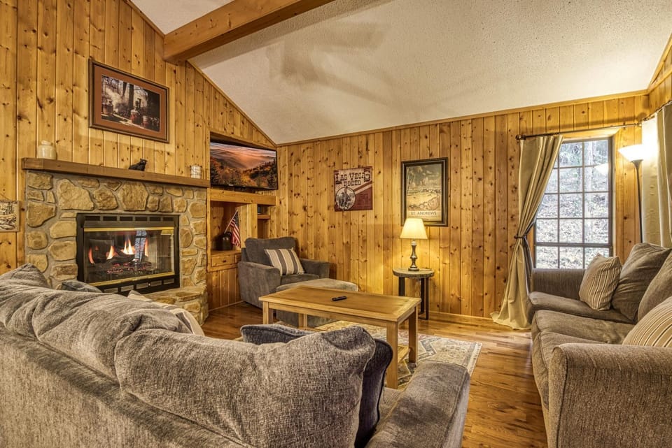 Shady Pines, Hot Tub, WIFI, 560 FREE tickets each paid day!!! Chalet in Sevier County