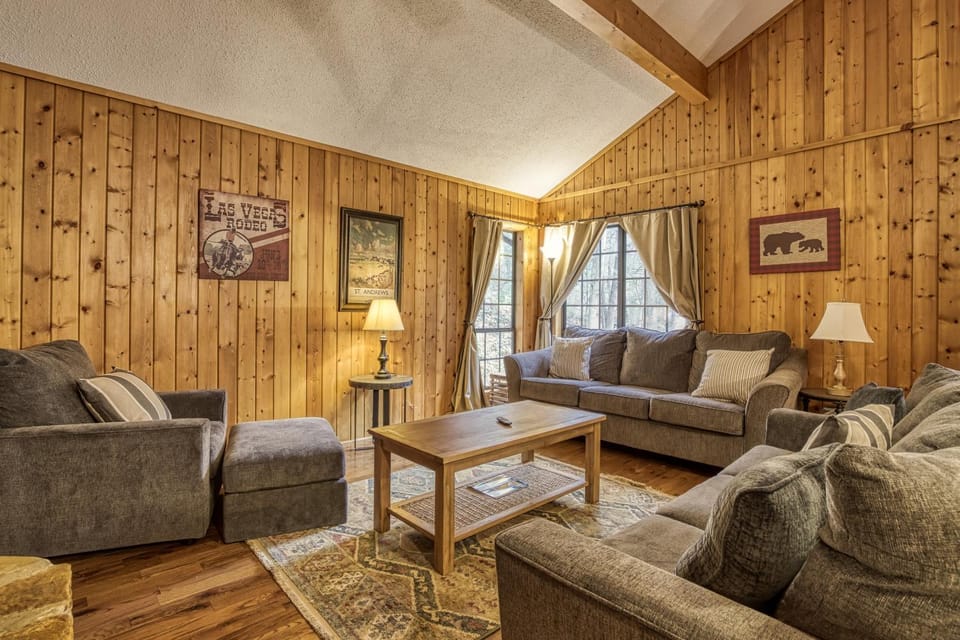 Shady Pines, Hot Tub, WIFI, 560 FREE tickets each paid day!!! Chalet in Sevier County
