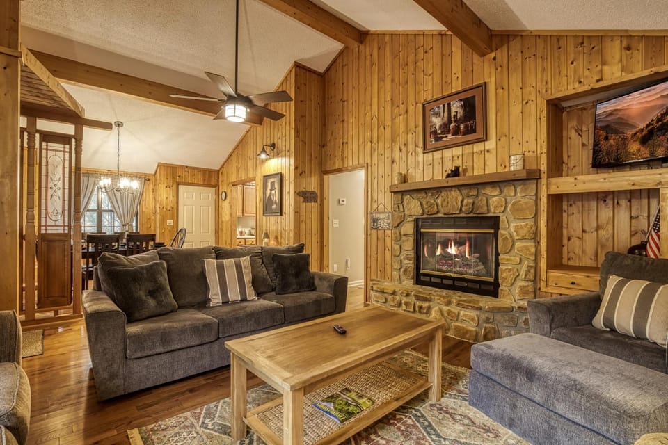 Shady Pines, Hot Tub, WIFI, 560 FREE tickets each paid day!!! Chalet in Sevier County