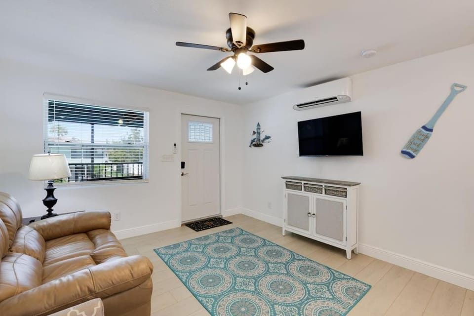 Gorgeous 1BR Residence with Pool and Spa at Margarita Mansion House in Estero Island