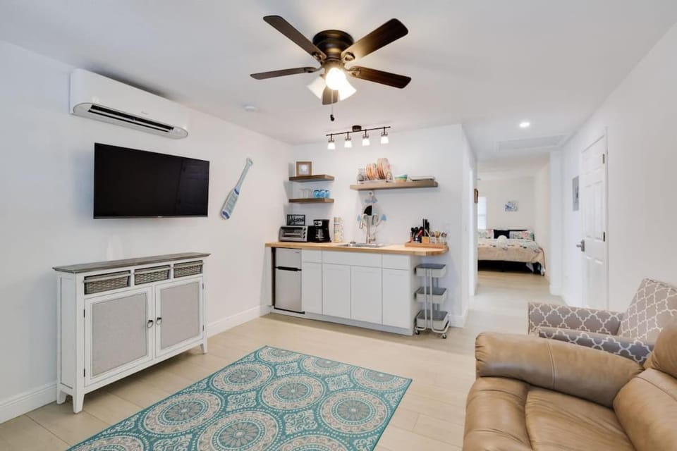 Gorgeous 1BR Residence with Pool and Spa at Margarita Mansion House in Estero Island