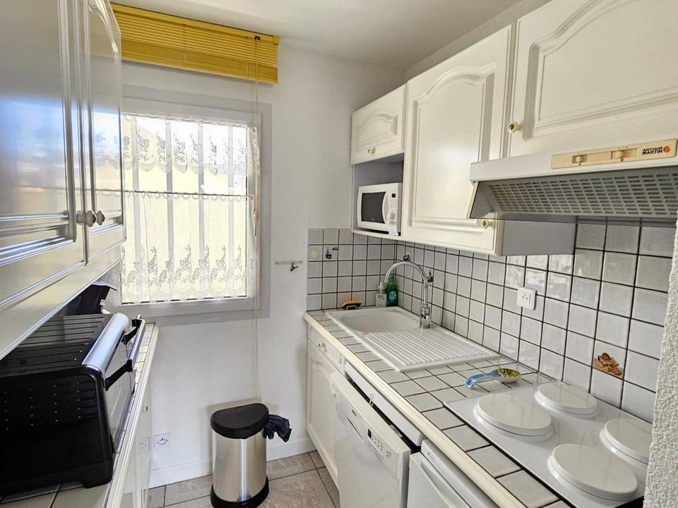 Appartement Centre-Ville Calme avec Balcon et Garage - Saint-Georges-de-Didonne - FR-1-550-73 Apartment in Nouvelle-Aquitaine