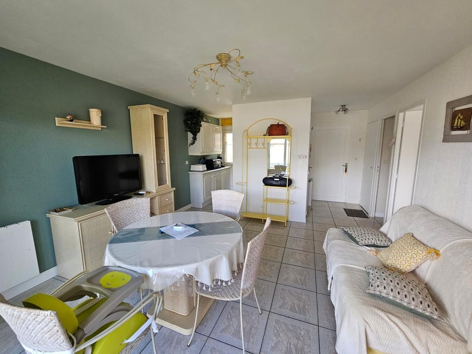 Appartement Centre-Ville Calme avec Balcon et Garage - Saint-Georges-de-Didonne - FR-1-550-73 Apartment in Nouvelle-Aquitaine