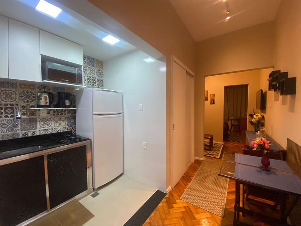 Kitchen or kitchenette, Dining area, minibar, stove