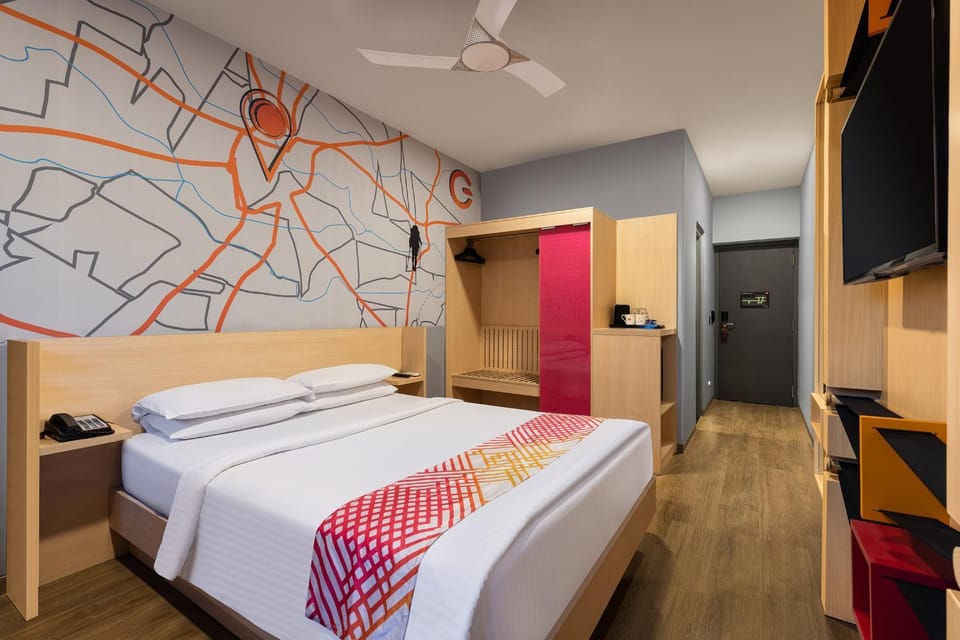 Bed, TV and multimedia, Photo of the whole room, Bedroom, fireplace, wardrobe