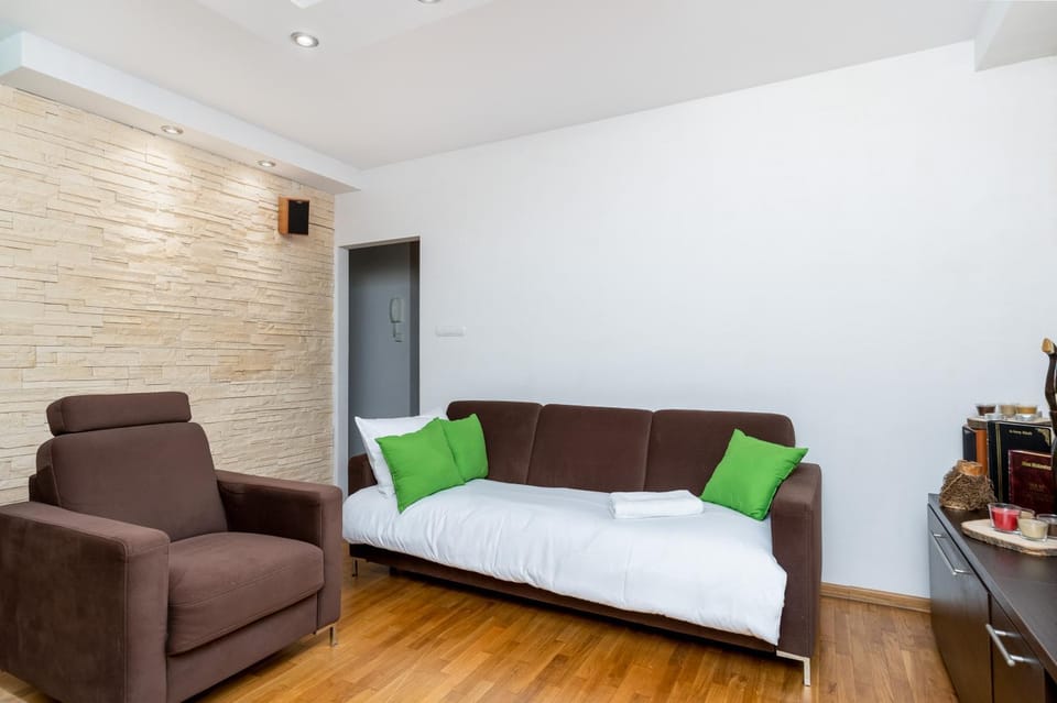 Bed, TV and multimedia, Living room, Photo of the whole room, Seating area, Bedroom
