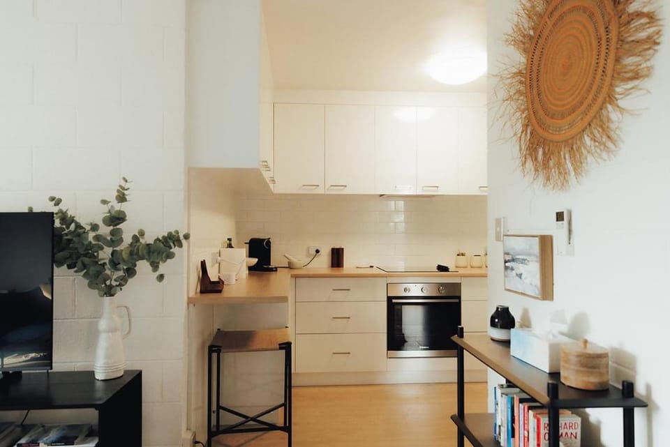 Trevallyn Hills View Pad | CBD + Free Carpark Apartment in Launceston