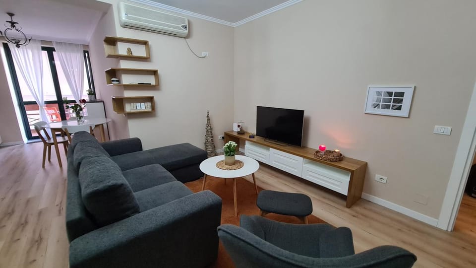 TV and multimedia, Living room, Evening entertainment, air conditioner