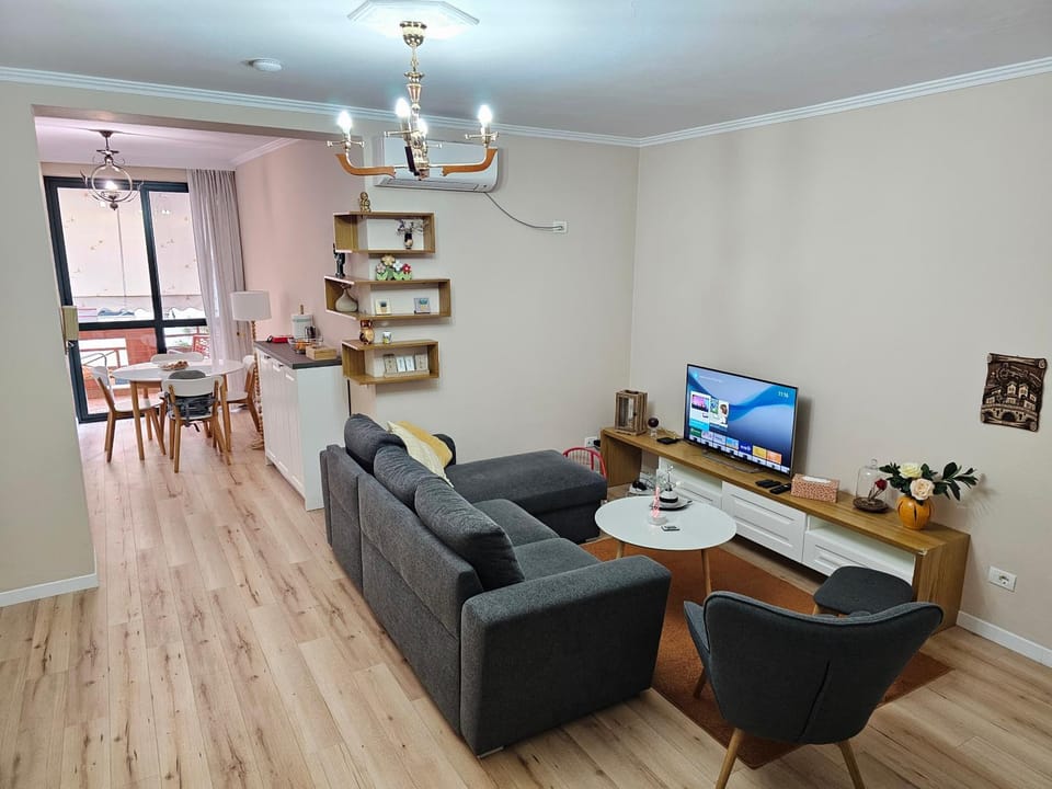Library, TV and multimedia, Living room, Seating area, Dining area