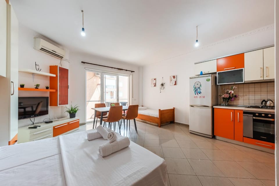 Bed, Kitchen or kitchenette, Living room, Photo of the whole room, Seating area, Dining area, Bedroom, air conditioner
