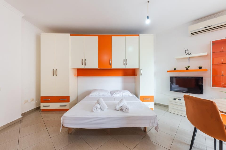 Bed, TV and multimedia, Kitchen or kitchenette, Photo of the whole room, Bedroom, towels, wardrobe, air conditioner