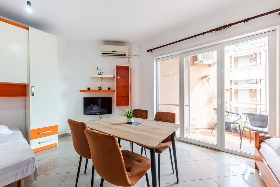 TV and multimedia, Kitchen or kitchenette, Living room, Seating area, Dining area, air conditioner