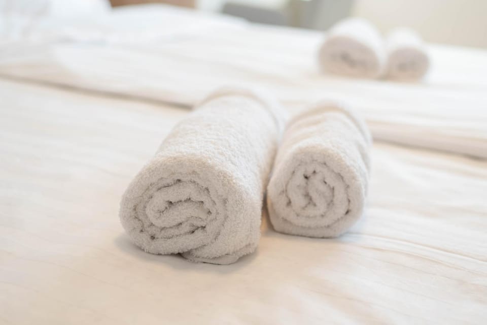 Bed, towels
