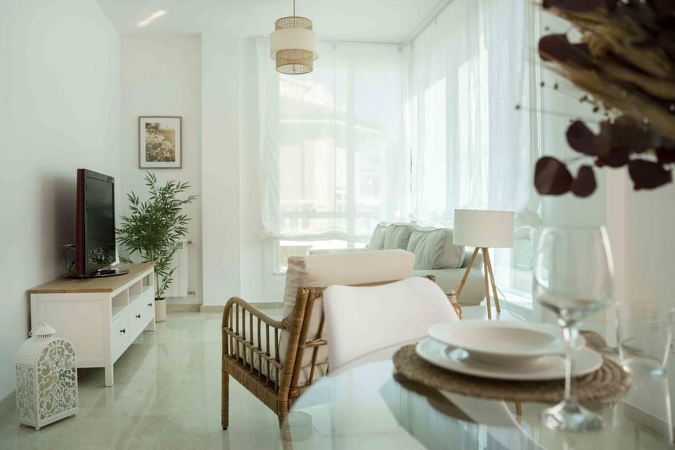 TV and multimedia, Living room, Seating area, Dining area