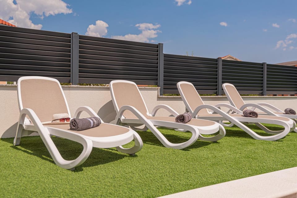VILA VASILJ dein eigener Pool oder dein eigener Whirlpool mit Aussicht, dein Urlaub, deine Privatsphäre, deine Wahl Apartment in Šibenik-Knin County, Croatia