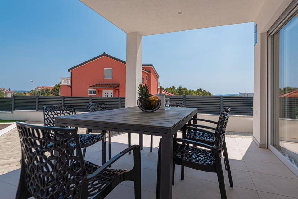 VILA VASILJ dein eigener Pool oder dein eigener Whirlpool mit Aussicht, dein Urlaub, deine Privatsphäre, deine Wahl Apartment in Šibenik-Knin County, Croatia