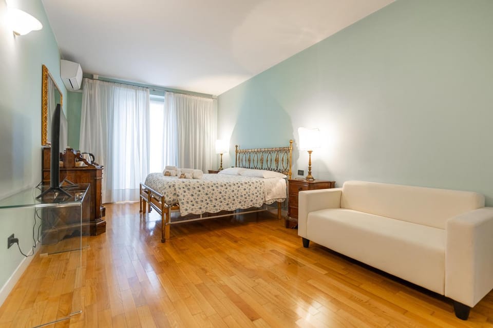 Bed, TV and multimedia, Bedroom