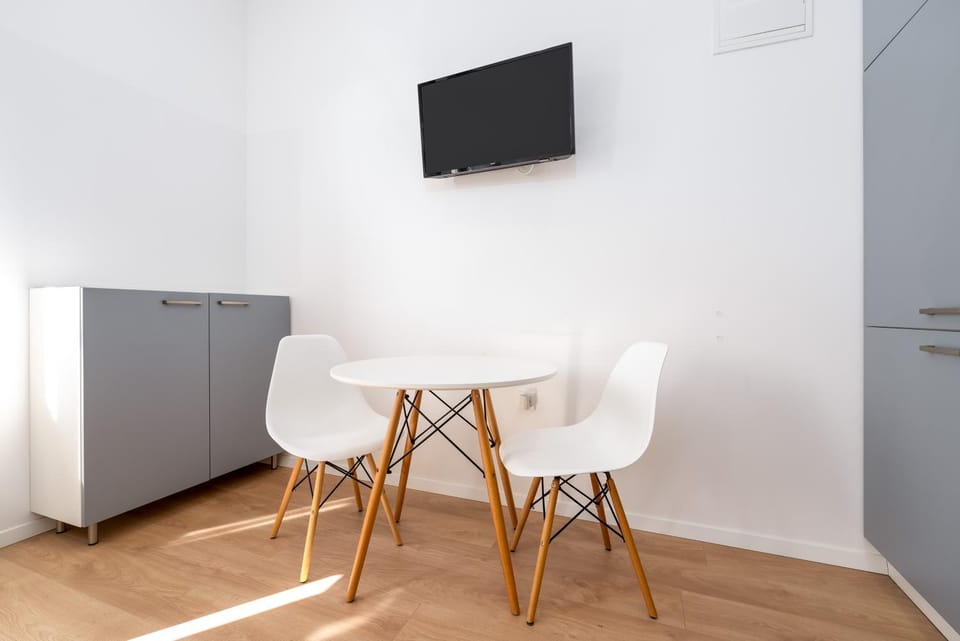 TV and multimedia, Kitchen or kitchenette, Living room, Seating area, Dining area