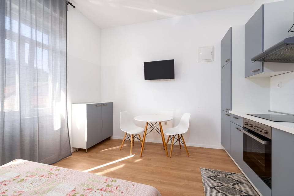 Bed, TV and multimedia, Kitchen or kitchenette, Photo of the whole room, Dining area, Bedroom, oven, stove