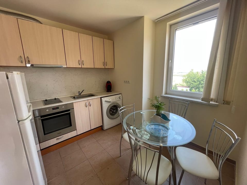 Kitchen or kitchenette, Dining area, oven, stove