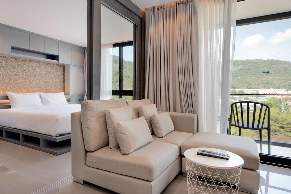 Bed, Living room, Photo of the whole room, Seating area, Bedroom, Mountain view