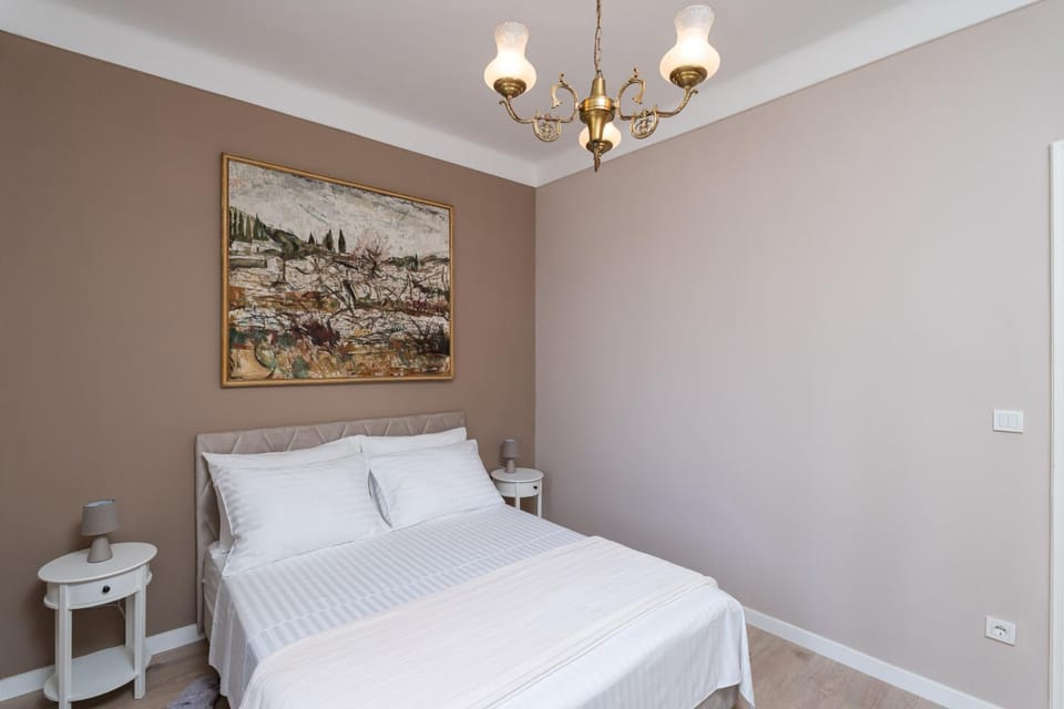 Bed, Decorative detail, Bedroom