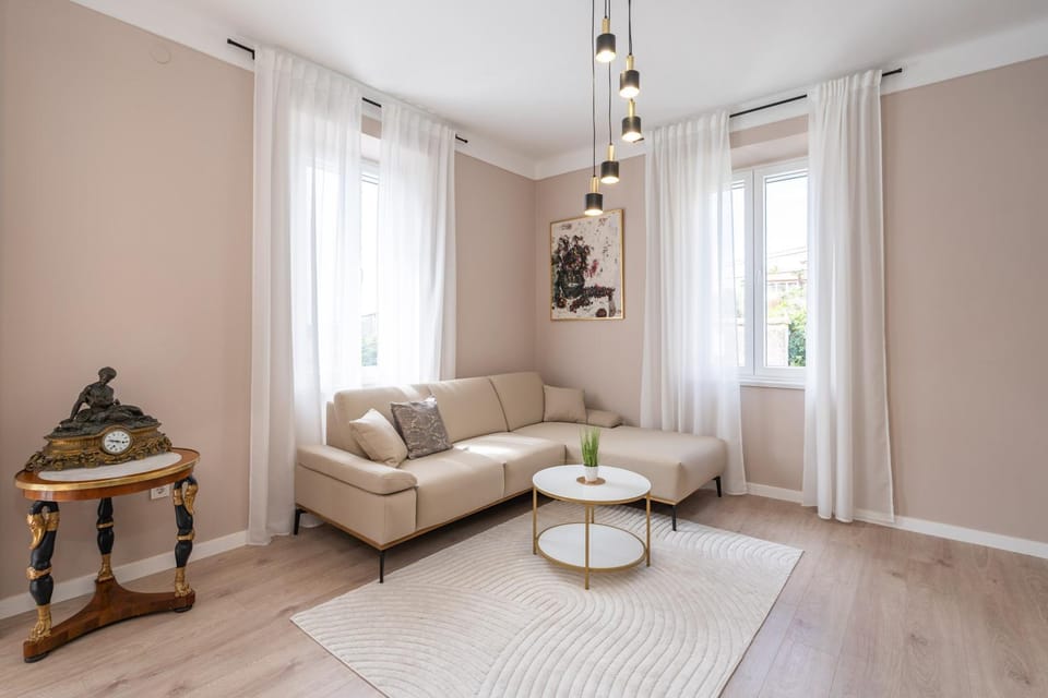 View (from property/room), Living room, Seating area, City view