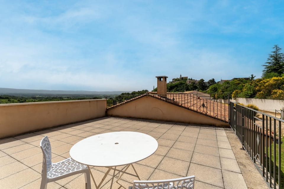 Property building, Balcony/Terrace, Living room