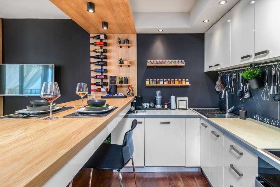 Kitchen or kitchenette, Dining area