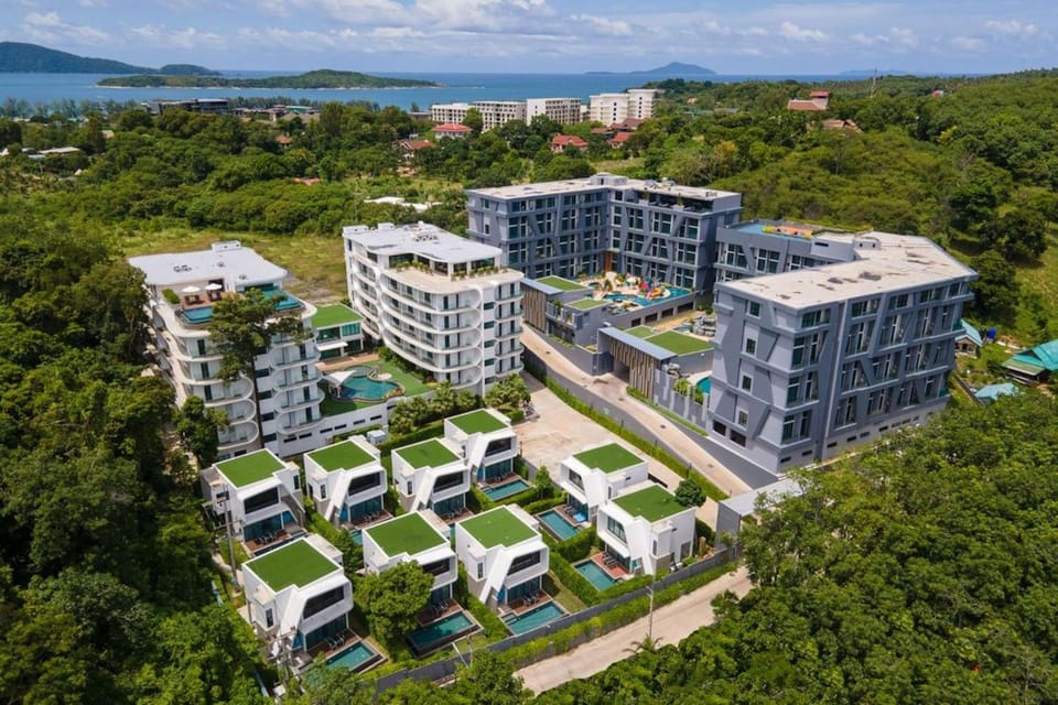 Property building, Nearby landmark, Day, Bird's eye view, Mountain view, Location