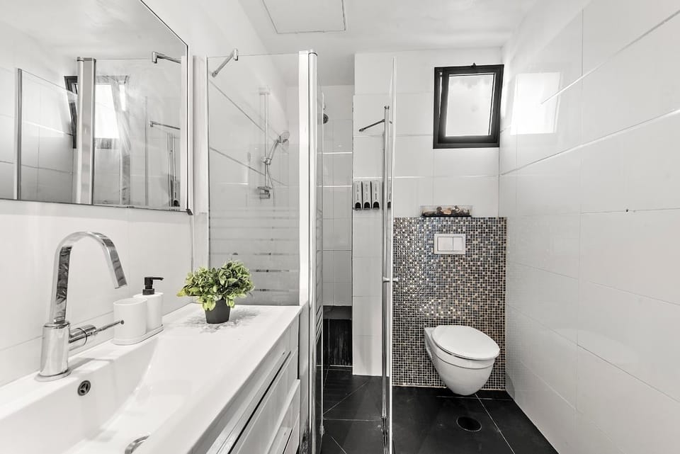 Shower, Toilet, Bathroom, towels