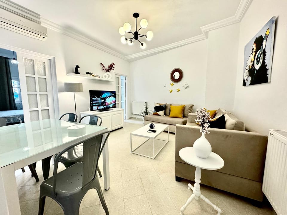 TV and multimedia, Living room, Seating area, Dining area