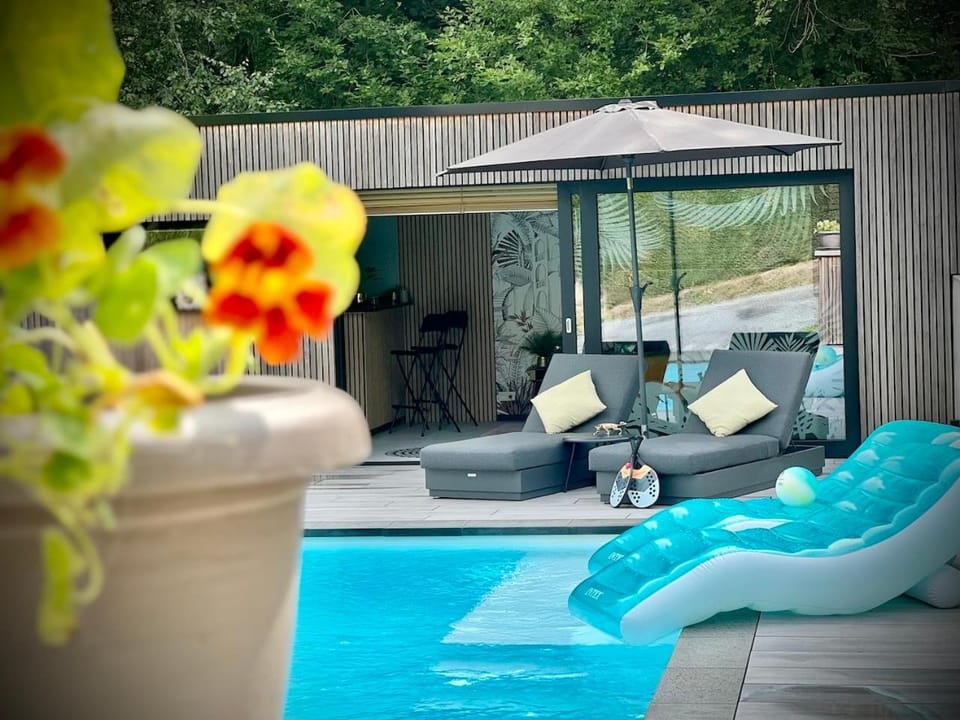 Property building, Swimming pool